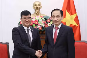 Bộ trưởng Ngoại giao Lê Hoài Trung tiếp Đại sứ Mông Cổ tại Việt Nam Jigjee Sereejav. (Ảnh: TTXVN)