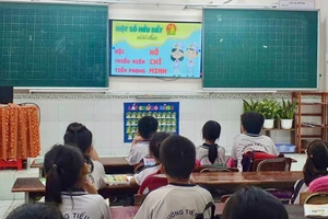 Học sinh tiểu học tìm hiểu về truyền thống Đội Thiếu niên tiền phong Hồ Chí Minh. (Ảnh: Trường tiểu học Kim Đồng)