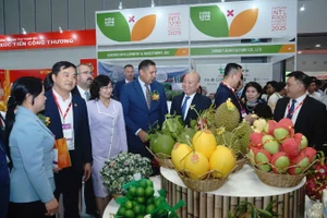 Khách tham quan không gian Triển lãm quốc tế Công nghiệp Thực phẩm Việt Nam 2025-Vietnam Foodexpo 2025. (Ảnh: THẾ ANH) 