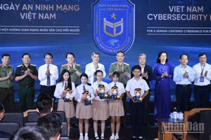 Thủ tướng Chính phủ Lê Minh Hưng và các đồng chí lãnh đạo, đại biểu dự Lễ Mít-tinh hưởng ứng Ngày An ninh mạng Việt Nam. (Ảnh: TRẦN HẢI)