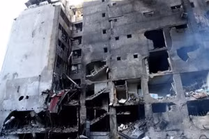 Tòa nhà bị phá hủy sau cuộc không kích của Israel tại Beirut, Liban. (Ảnh: THX/TTXVN)