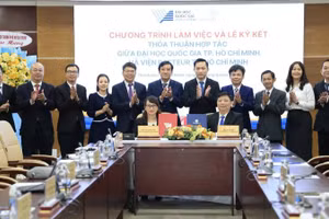 Lãnh đạo hai đơn vị ký kết hợp tác.