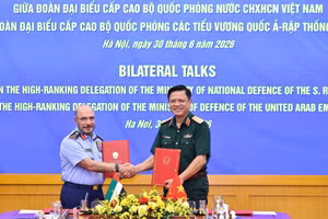 Ký kết Bản ghi nhớ giữa Bộ Quốc phòng hai nước về hợp tác công nghiệp quốc phòng. (Ảnh: ĐỨC VŨ)