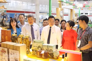 Lãnh đạo thành phố tham quan sản phẩm hàng Việt tại Hội chợ hàng Việt Đà Nẵng 2026.