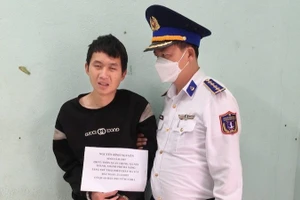 Đối tượng Nguyễn Bình Nguyên bị bắt vì hành vi tàng trữ trái phép chất ma túy. (Ảnh: Cảnh sát biển 2 cung cấp)