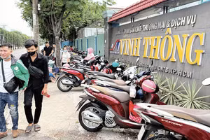 Công nhân làm việc tại Công ty Vinh Thông bị nợ lương, bảo hiểm xã hội “chật vật” chờ công ty giải quyết các chế độ.