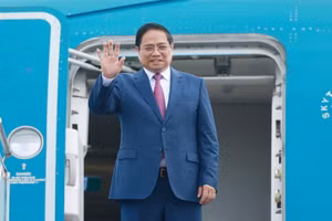 Thủ tướng lên đường dự Hội nghị WEF 16 Thiên Tân và làm việc tại Trung Quốc. (Ảnh: TTXVN)