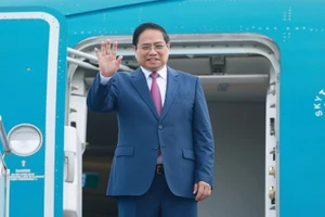 Thủ tướng lên đường dự Hội nghị WEF 16 Thiên Tân và làm việc tại Trung Quốc. (Ảnh: TTXVN)