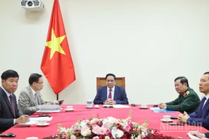 Thủ tướng Chính phủ Phạm Minh Chính điện đàm với Thủ tướng Malaysia Anwar Ibrahim. (Ảnh: TRẦN HẢI)