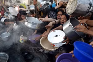 Người dân Palestine chờ được phát thực phẩm cứu trợ tại Gaza. (Ảnh: THX/TTXVN)