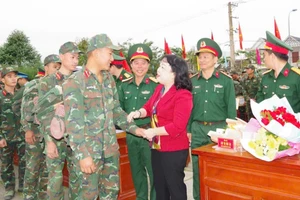 Đồng chí Cao Thị Hoài An, Phó Bí thư Thường trực Tỉnh ủy, Chủ tịch Hội đồng nhân dân tỉnh Đắk Lắk, thăm hỏi, cảm ơn và chào tạm biệt các chiến sĩ tham gia "Chiến dịch Quang Trung".