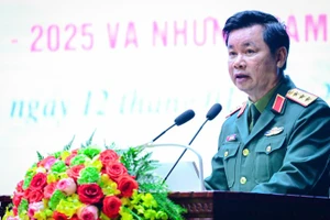 Thượng tướng Đỗ Xuân Tụng, Phó Chủ nhiệm Tổng cục Chính trị, phát biểu chỉ đạo hội nghị. (Ảnh: BẢO LONG)