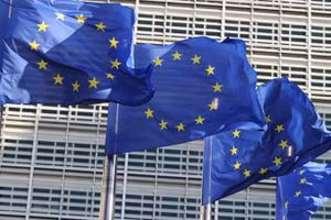 Cờ của Liên minh châu Âu tại trụ sở Ủy ban châu Âu ở Brussels, Bỉ. (Ảnh: Tân Hoa Xã)