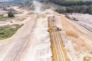 Đập chính hồ Yên Ngựa đang trong quá trình thi công. (Ảnh: NGUYỄN CÔNG LÝ)