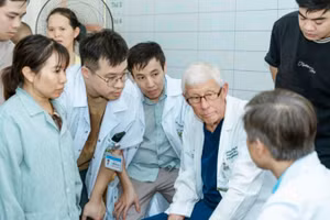 Đội ngũ y, bác sĩ của Bệnh viện Hữu nghị Việt Đức và các chuyên gia chấn thương chỉnh hình đến từ Mỹ đã tiến hành thăm khám, sàng lọc cho hơn 80 trường hợp tại Lào Cai.