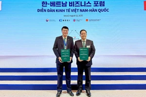 Tổng Giám đốc BIDV Lê Ngọc Lâm và Tổng Giám đốc Hana Bank Lee Ho Sung trao Thỏa thuận hợp tác trước sự chứng kiến của Lãnh đạo hai nước Việt Nam-Hàn Quốc.