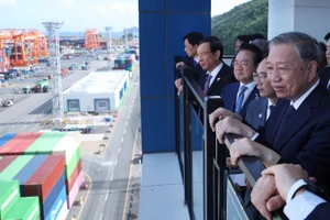 Tổng Bí thư Tô Lâm thăm cảng tự động hóa DGT, thành phố Busan, Hàn Quốc. (Ảnh: TTXVN)