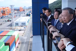 Tổng Bí thư Tô Lâm thăm cảng tự động hóa DGT, thành phố Busan, Hàn Quốc. (Ảnh: TTXVN)