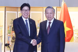 Tổng Bí thư Tô Lâm tiếp ông Busan Park Hyeong Jun, Thị trưởng thành phố Busan, Hàn Quốc. (Ảnh: TTXVN)