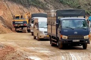 Các phương tiện lưu thông trở lại trên tuyến đèo Mimosa chiều 4/12.