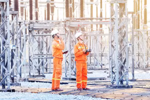 Cán bộ trực thực hiện kiểm tra soi phát nhiệt tại Trạm biến áp 500kV Thường Tín, Hà Nội.