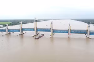 Công trình thủy lợi Cống Cái Lớn (Đồng bằng sông Cửu Long) đóng vai trò quan trọng trong điều tiết nguồn nước của vùng.