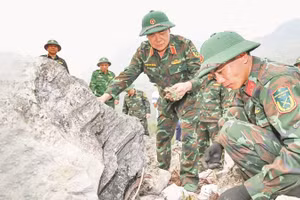 Cán bộ, chiến sĩ Quân khu 2 với hành trình đi tìm đồng đội tại điểm cao 211 tỉnh Tuyên Quang. (Ảnh: HOÀNG TRUNG)