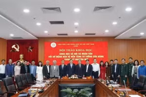 Các chuyên gia, nhà khoa học chụp ảnh kỷ niệm tại Hội thảo Khoa học xã hội và nhân văn với sứ mệnh bảo vệ nền tảng tư tưởng của Đảng trong kỷ nguyên mới, do Viện Hàn lâm Khoa học xã hội Việt Nam tổ chức, ngày 17/12/2025. (Ảnh: QUỲNH TRANG)