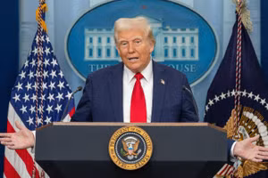 Tổng thống Mỹ Donald Trump phát biểu trong một cuộc họp báo tại Nhà Trắng. (Ảnh: THX/TTXVN)