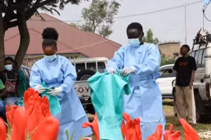 Nhân viên y tế tiến hành khử trùng tại trung tâm điều trị Ebola ở Rwampara, Cộng hòa Dân chủ Congo. (Ảnh: THX/TTXVN)