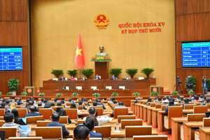 Quốc hội biểu quyết thông qua Nghị quyết về thí điểm một số cơ chế, chính sách đặc thù để thực hiện các dự án lớn, quan trọng trên địa bàn Thủ đô. (Ảnh: DUY LINH)