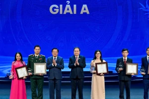 Các đồng chí: Trần Thanh Mẫn, Ủy viên Bộ Chính trị, Chủ tịch Quốc hội và Phan Đình Trạc, Ủy viên Bộ Chính trị, Bí thư Trung ương Đảng, Trưởng Ban Nội chính Trung ương trao giải cho các tác giả, nhóm tác giả đoạt giải A. (Ảnh: THỦY NGUYÊN)