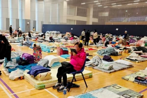 Người dân bị ảnh hưởng bởi vụ cháy ở Hồng Kông, Trung Quốc tạm trú tại một phòng tập thể thao. (Ảnh: TÂN HOA XÃ)