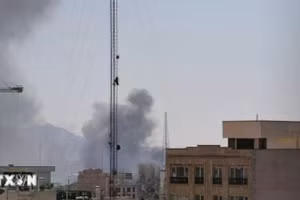 Khói bốc lên sau các cuộc không kích của Mỹ và Israel xuống thủ đô Tehran, Iran ngày 1/3/2026. (Ảnh: THX/TTXVN)