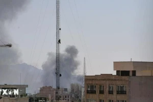 Khói bốc lên sau các cuộc không kích của Mỹ và Israel xuống thủ đô Tehran, Iran ngày 1/3/2026. (Ảnh: THX/TTXVN)