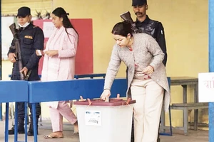 Cử tri bỏ phiếu tại điểm bầu cử ở thủ đô Kathmandu.