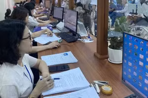 Cán bộ, công chức Trung tâm Phục vụ hành chính công phường Hải An, thành phố Hải Phòng, tích cực phục vụ nhân dân. (Ảnh: VĂN TOÁN-XUÂN TRƯỜNG)