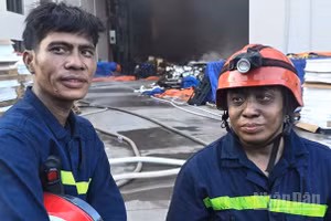 Hai chiến sĩ Cảnh sát phòng cháy, chữa cháy Công an thành phố Đồng Nai sau nhiều giờ cùng đồng đội thực hiện các biện pháp chữa cháy, khống chế và dập tắt đám cháy lớn tại Công ty trách nhiệm hữu hạn Uniwin Việt Nam.