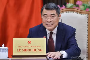 Thủ tướng Lê Minh Hưng điện đàm với Thủ tướng Singapore Lawrence Wong. (Ảnh: VGP/Nhật Bắc)