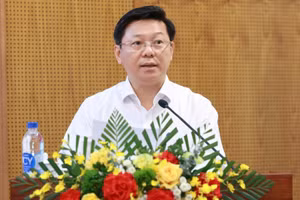 Đồng chí Trần Thanh Lâm, Ủy viên Trung ương Đảng, Phó Trưởng Ban Tuyên giáo và Dân vận Trung ương, phát biểu chỉ đạo hội nghị. (Ảnh: TTXVN)