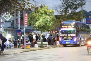 Ngay điểm giao giữa Quốc lộ 6 với Quốc lộ 279 hình thành điểm dừng, đỗ đón trả khách tự phát đã và đang tiềm ẩn nguy cơ mất an toàn giao thông cho người và phương tiện.