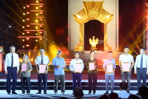 Tổng Bí thư, Chủ tịch nước Tô Lâm và Thủ tướng Lê Minh Hưng trao chứng nhận kết quả giám định ADN cho thân nhân các gia đình liệt sĩ, tại điểm cầu Hà Nội. (Ảnh: ĐĂNG KHOA)