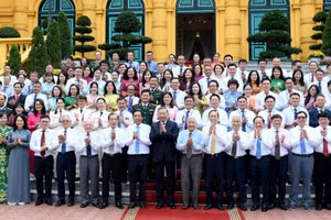 Tổng Bí thư, Chủ tịch nước Tô Lâm với các nhà báo tiêu biểu. (Ảnh: ĐĂNG KHOA)