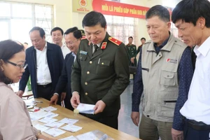 Đoàn kiểm tra của Ủy ban Bầu cử tỉnh Quảng Ninh do Thiếu tướng Nguyễn Tiến Trung, Giám đốc Công an tỉnh, làm Trưởng đoàn khảo sát thực địa tại điểm bầu cử thuộc đặc khu Vân Đồn.