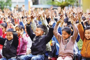 Học sinh vùng cao hưởng ứng “chuyến xe tri thức”. (Ảnh: MINH NGUYỄN)