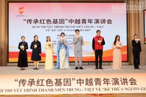 Thanh niên hai nước cùng hát "Bài ca hữu nghị thanh niên Việt-Trung".