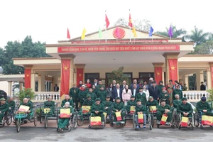 Đồng chí Phạm Gia Túc cùng các đồng chí trong Đoàn công tác thăm, tặng quà Tết các thương, bệnh binh tại Trung tâm Điều dưỡng thương binh Duy Tiên. 