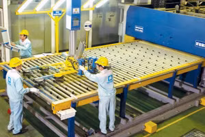 Dây chuyền sản xuất tiên tiến, hiện đại tại nhà máy của Công ty Euro window. (Ảnh: NHẬT ANH)