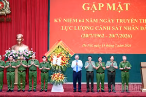 Tổng Bí thư, Chủ tịch nước Tô Lâm tặng hoa chúc mừng lực lượng Cảnh sát nhân dân. (Ảnh: ĐĂNG KHOA)