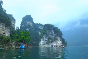Cảnh quan thiên nhiên thơ mộng trên hồ Na Hang.